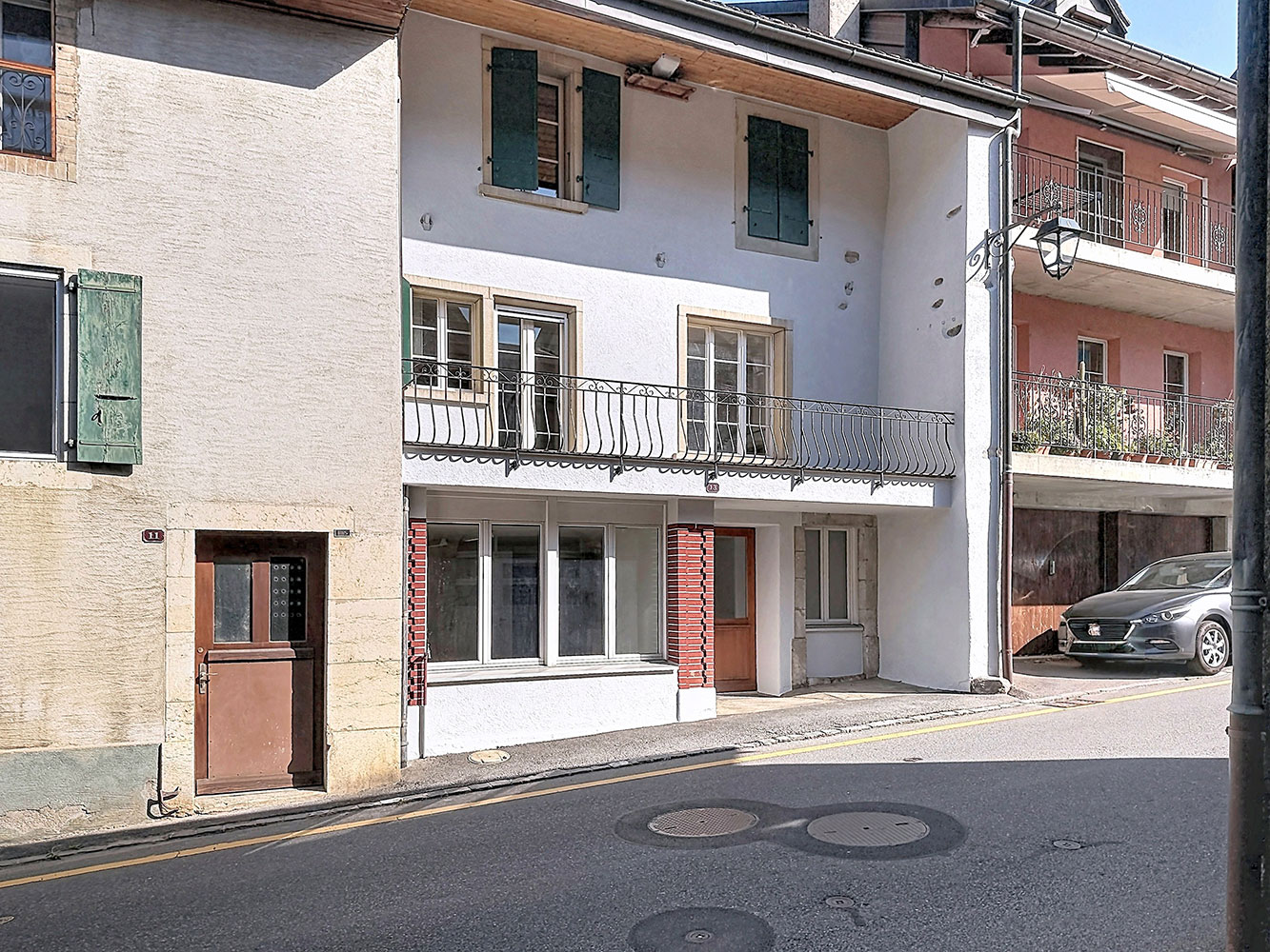 Straßenansicht mit Wohnhäusern und Balkon