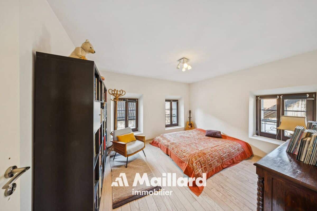 Helles Schlafzimmer mit Dachfenstern