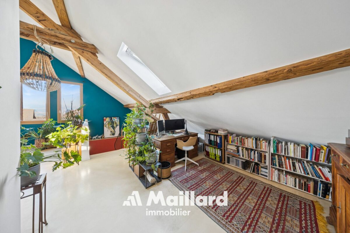 Ausgebauter Dachraum mit Homeoffice und Pflanzen