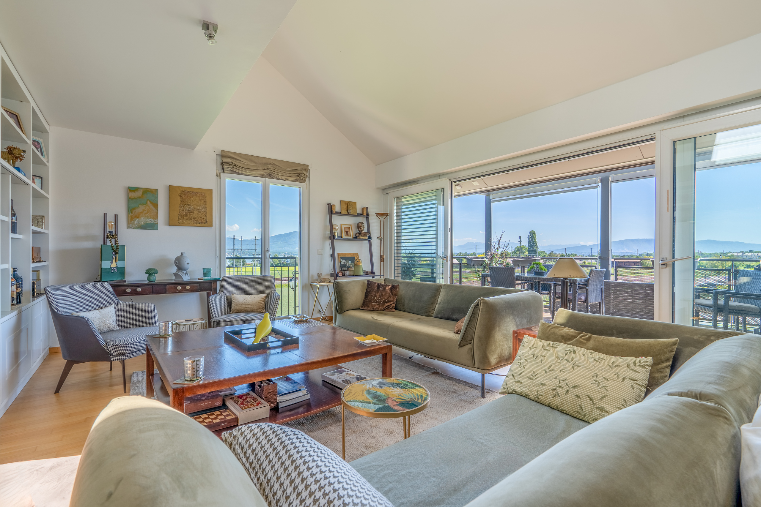 Helles Wohnzimmer mit Panoramablick
