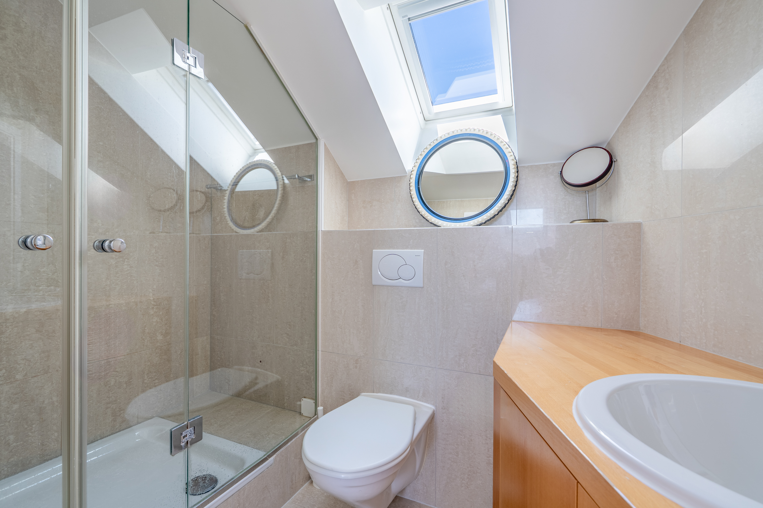 Modernes Badezimmer mit Dachfenster