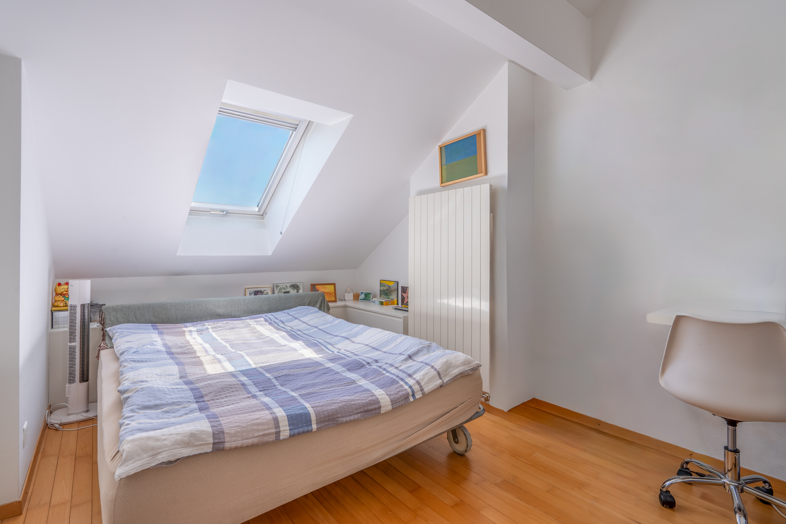 Dachgeschoss-Schlafzimmer mit Dachfenster
