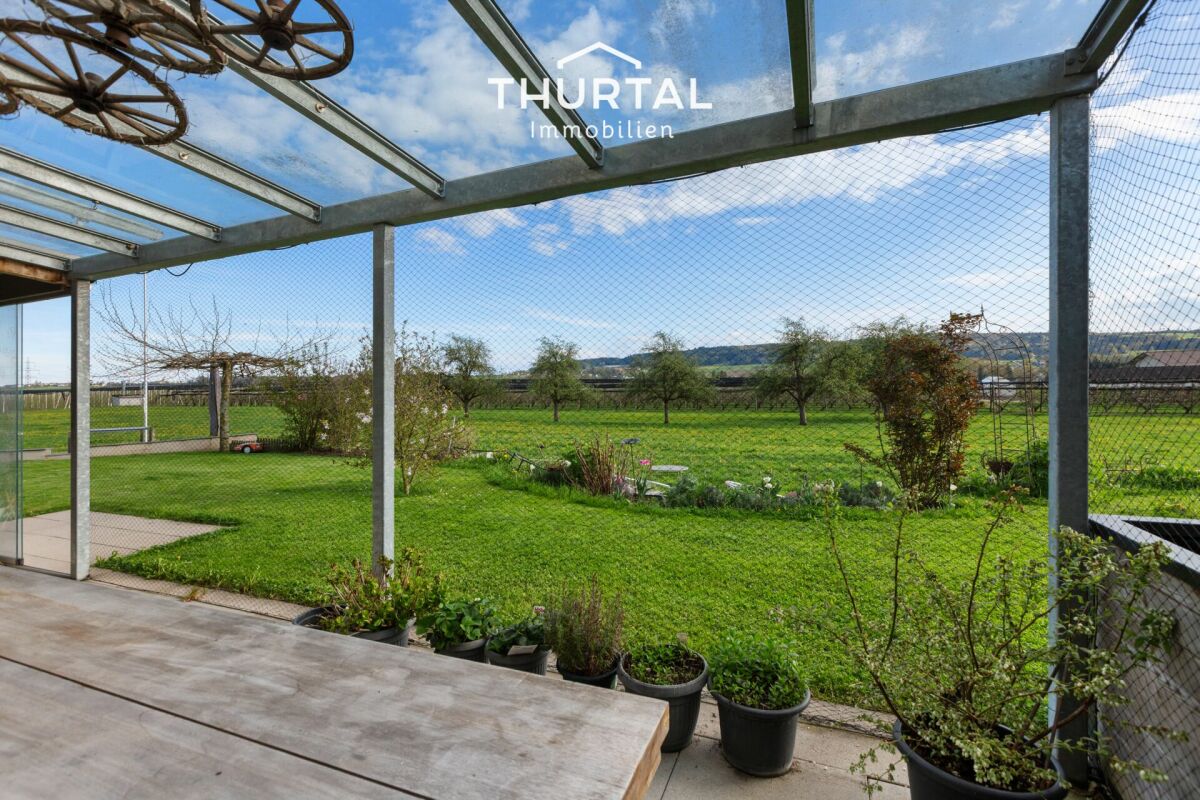 Überdachte Terrasse mit Blick in den Garten