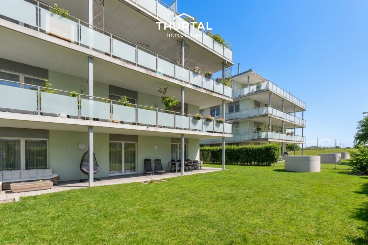 Moderne Wohnanlage mit großen Balkonen