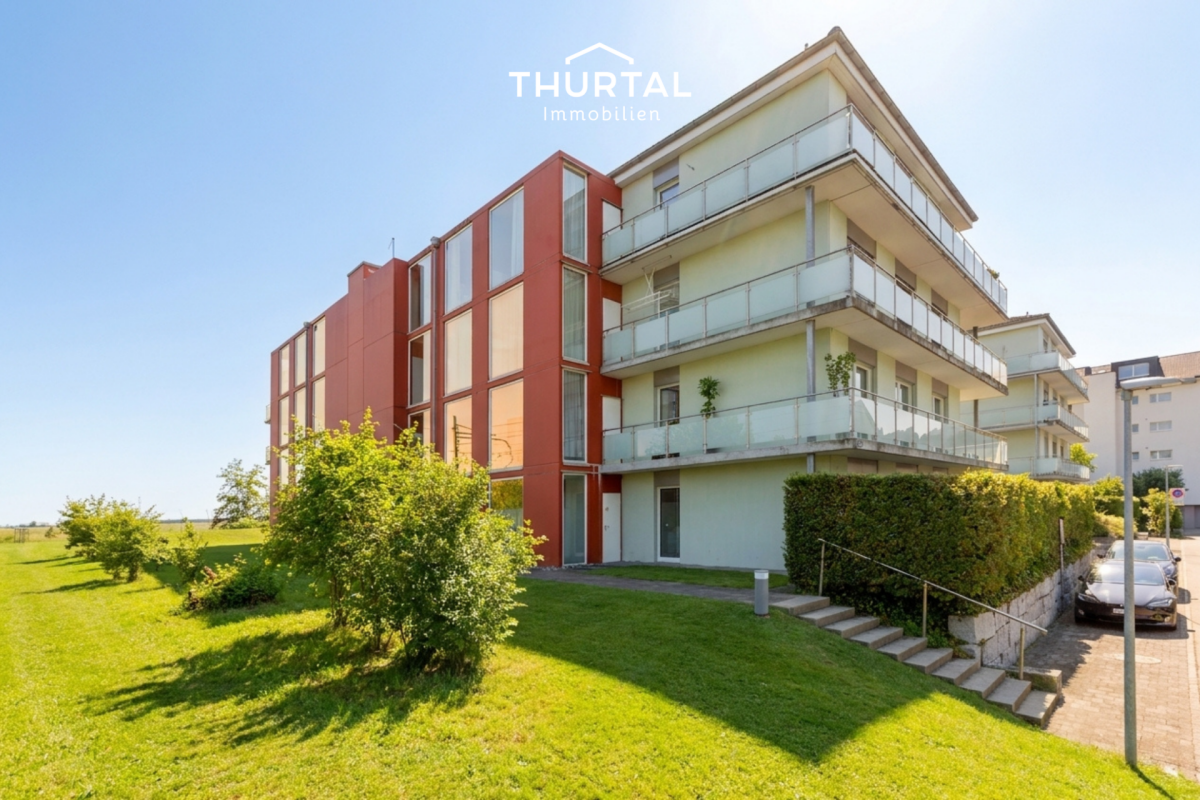 Modernes Mehrfamilienhaus mit Balkonfassade