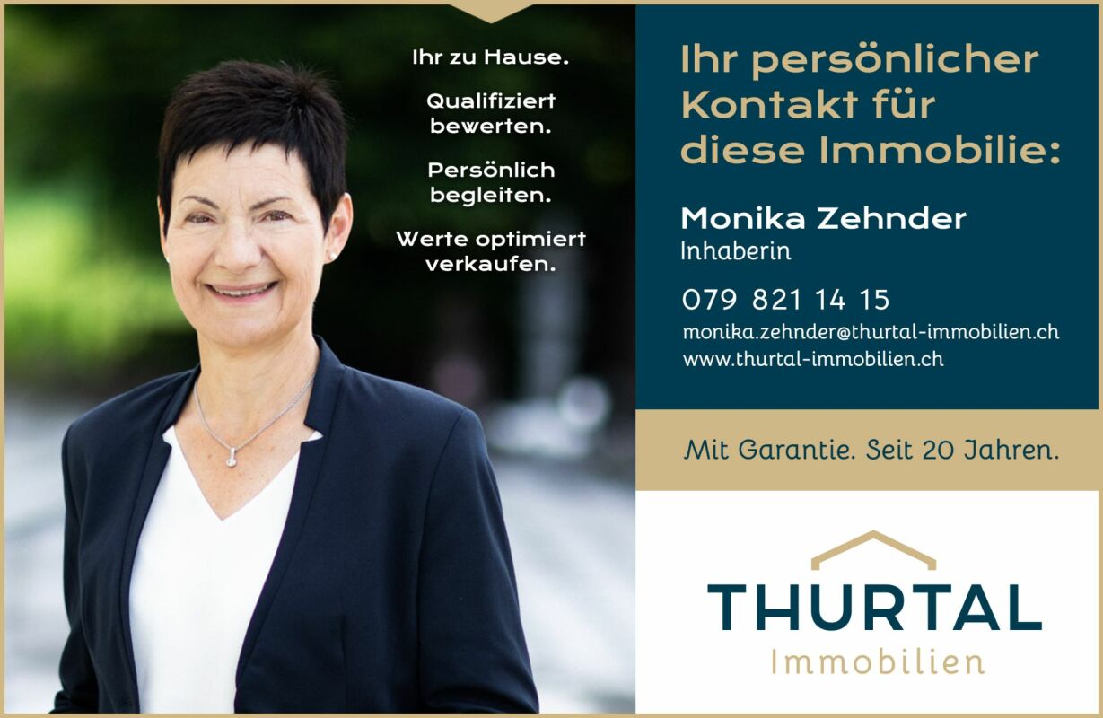 Immobilien-Werbebanner mit Maklerin und Kontaktdaten