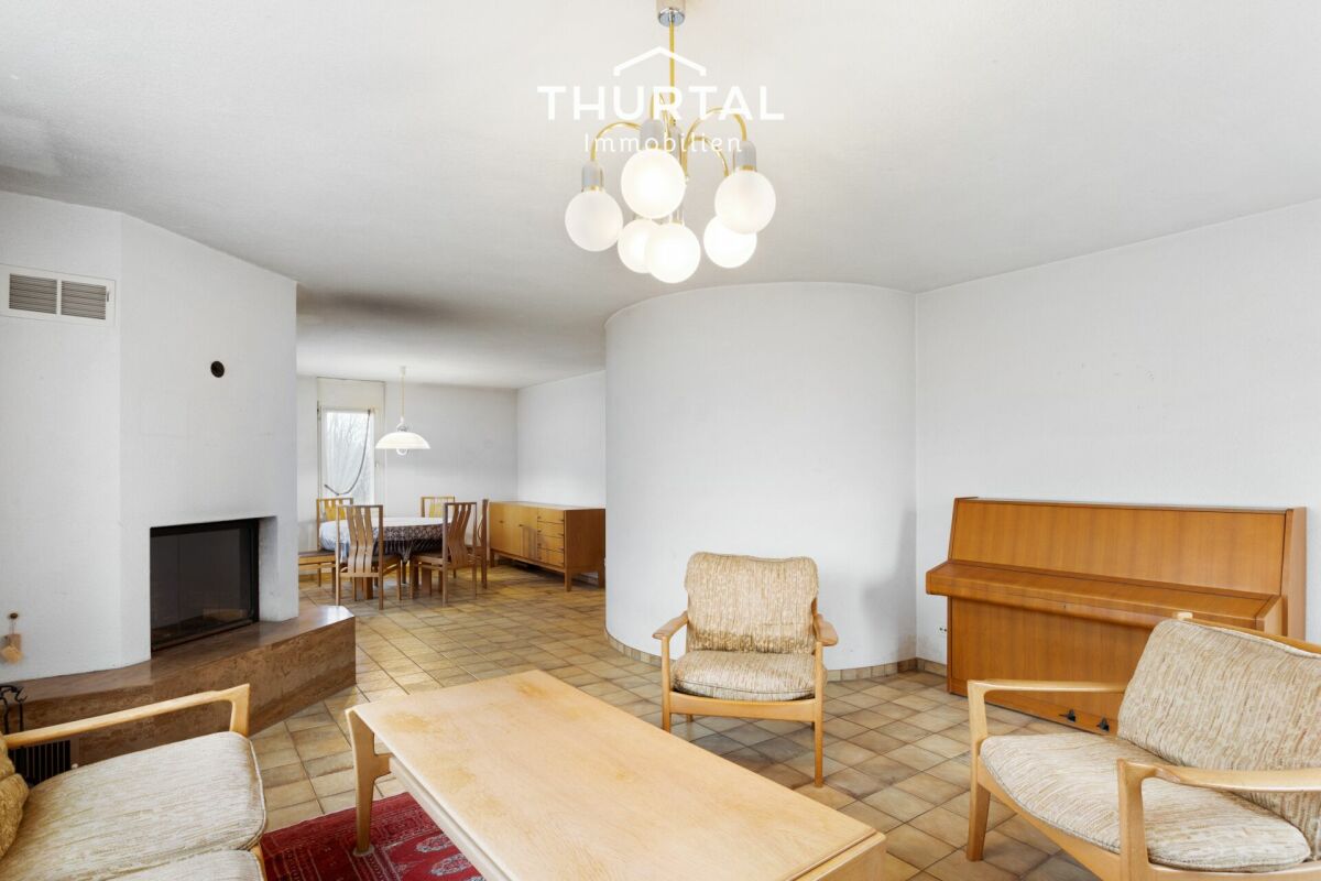 Wohnzimmer mit Kamin und Essbereich