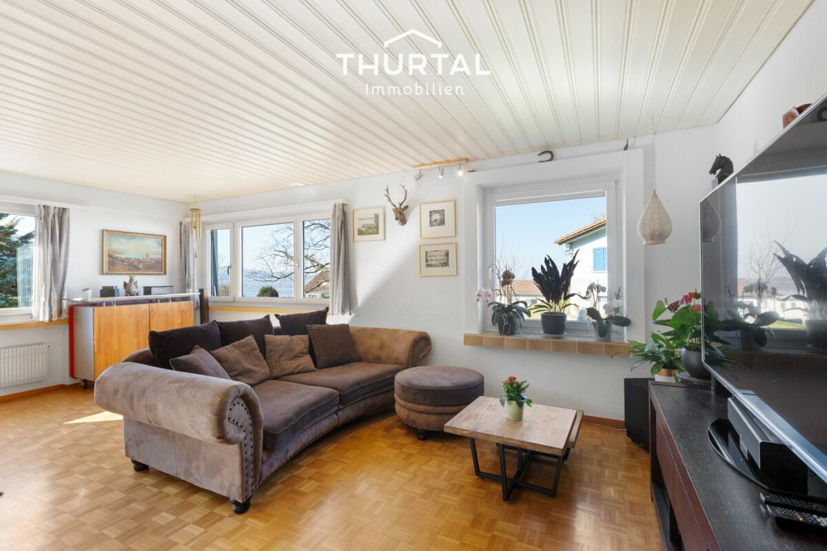 Helles Wohnzimmer mit Ecksofa und Blick nach draußen