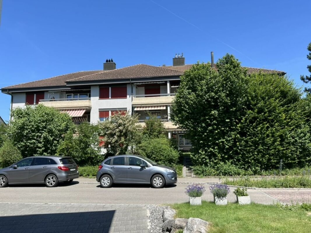 Mehrfamilienhaus mit begrüntem Vorgarten