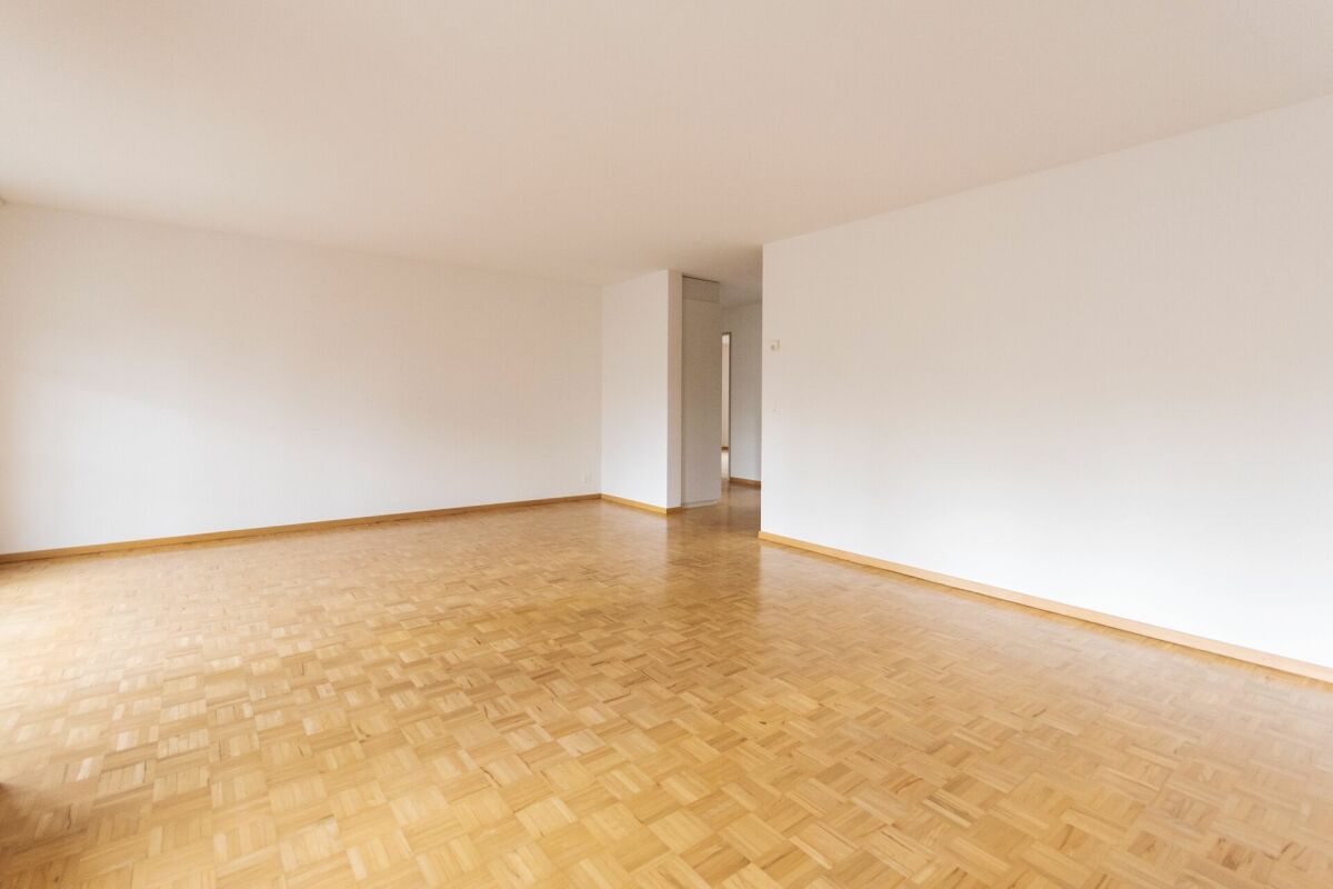 Leerer Wohnraum mit Parkettboden