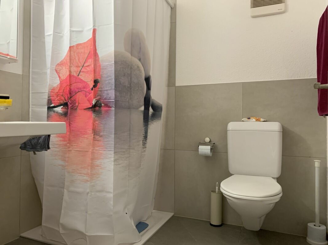 Modernes Badezimmer mit Dusche und WC