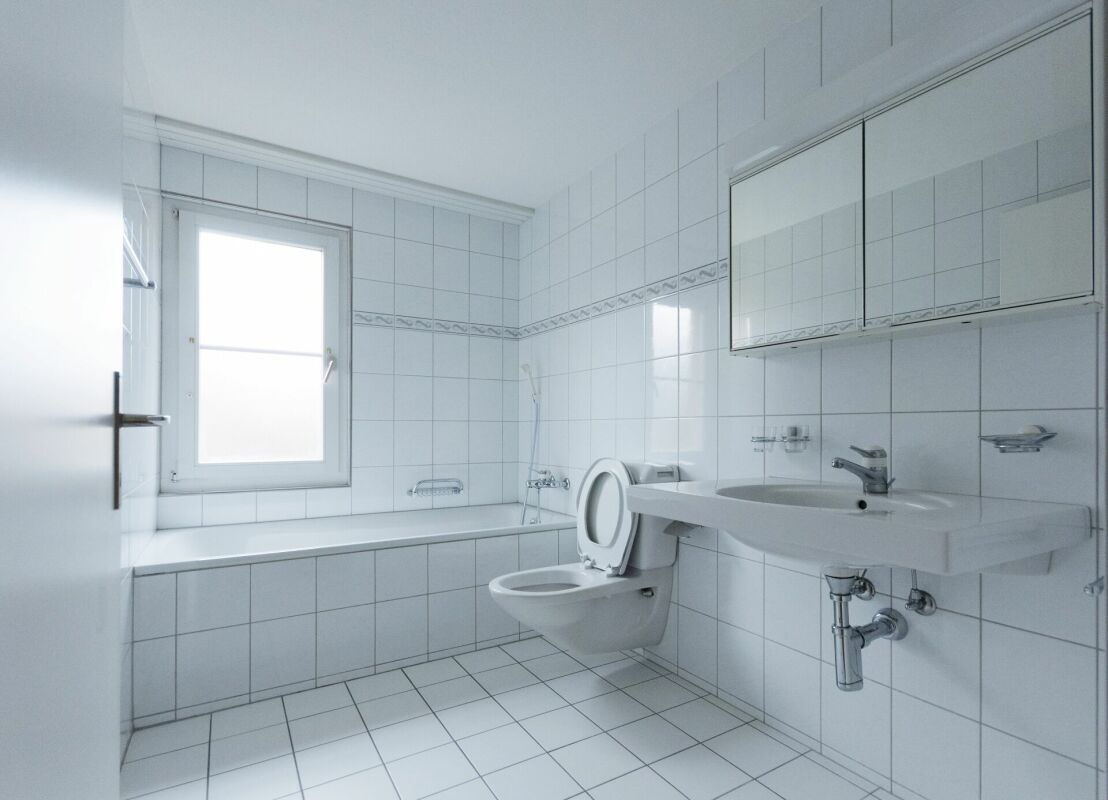 Badezimmer mit Badewanne und WC