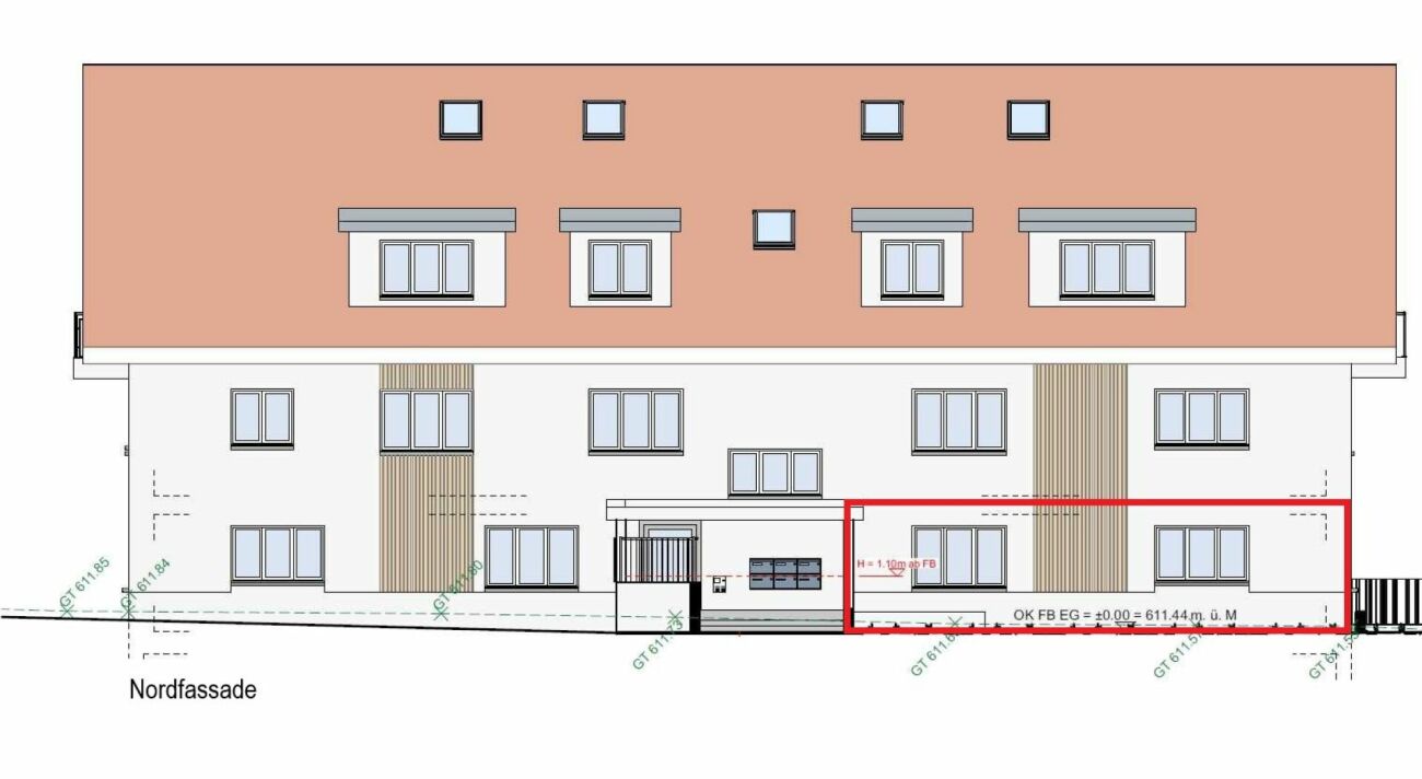 Nordfassade mit großem Satteldach und Fensteranordnung