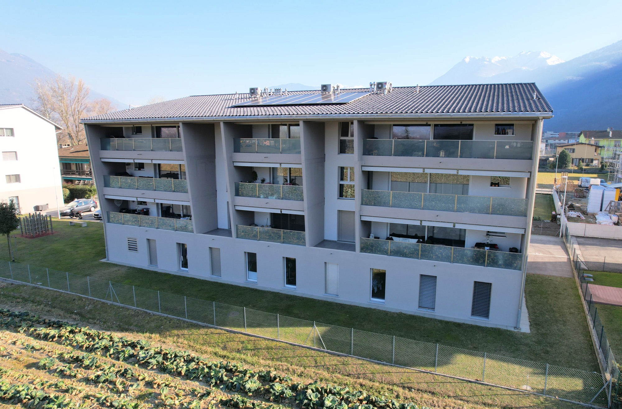 Mehrfamilienhaus mit Balkonen und Bergblick