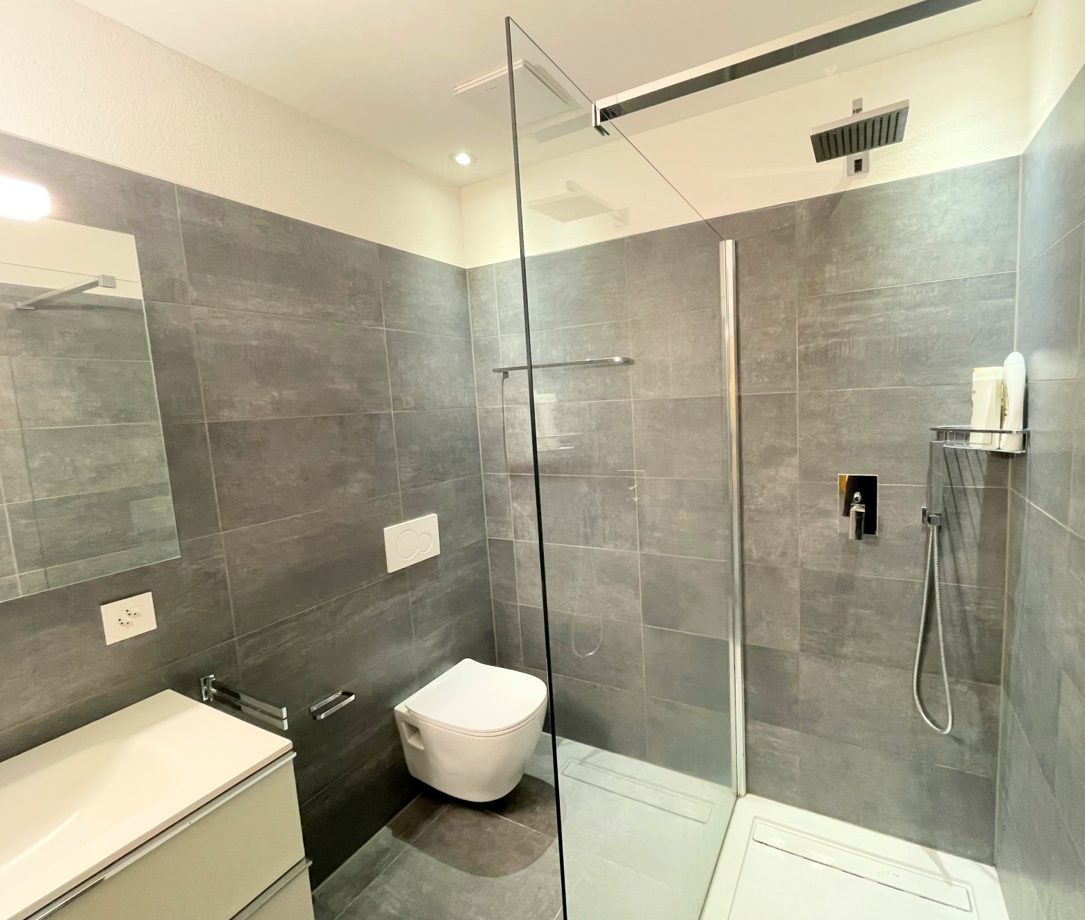 Modernes Badezimmer mit Glasdusche und WC
