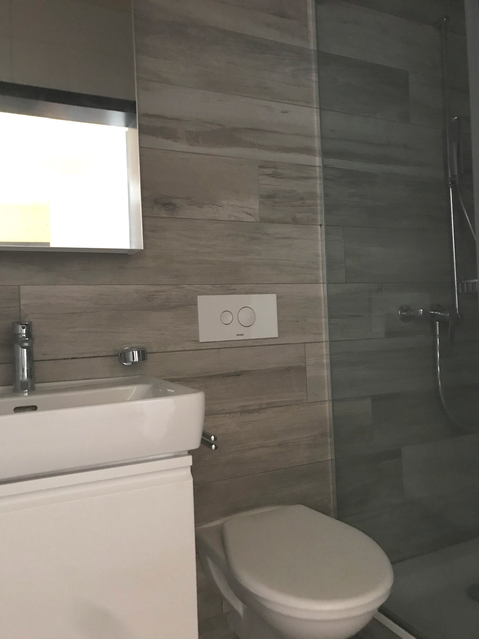 Modernes Gäste-WC mit Glasdusche