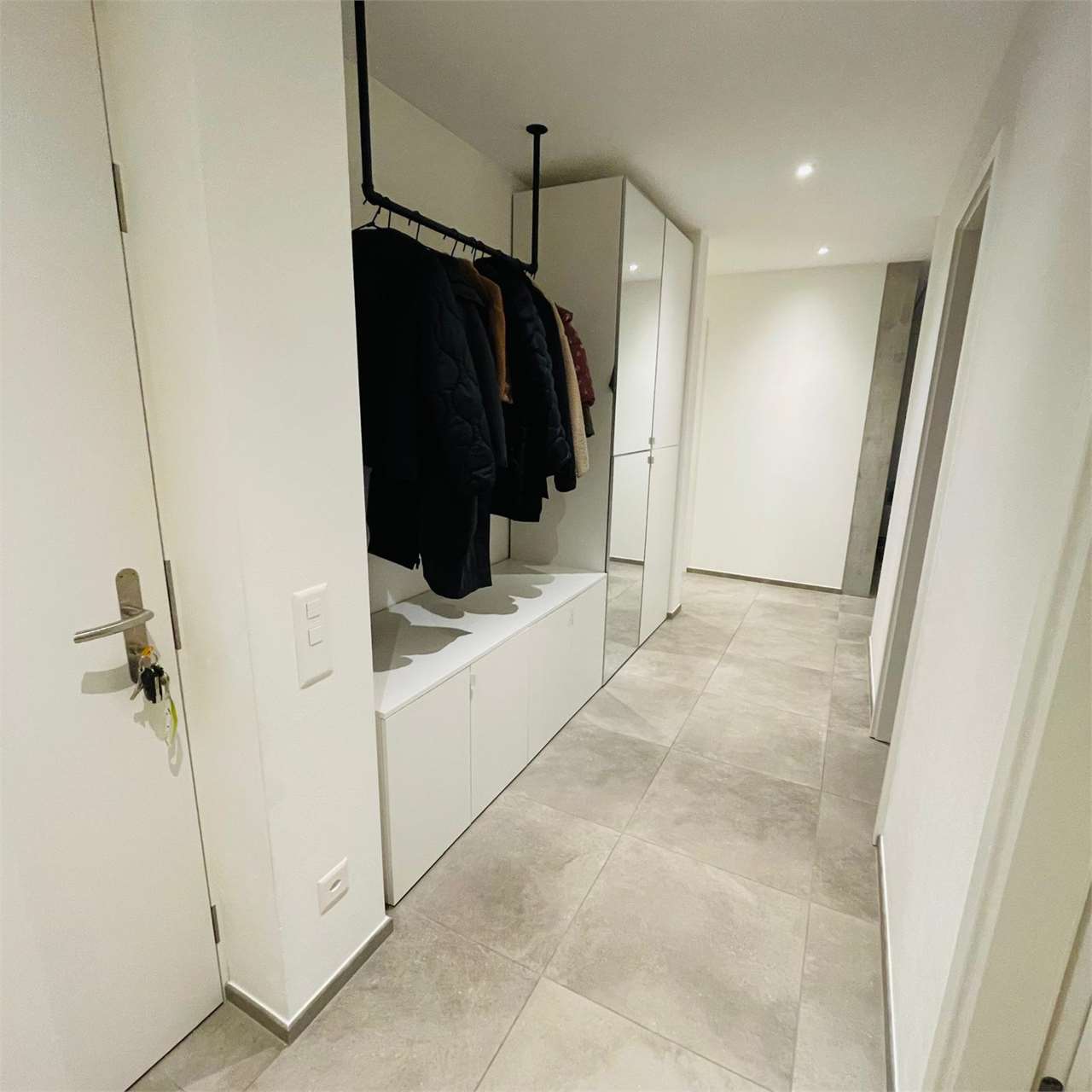 Moderner Flur mit Einbauschrank und Garderobe