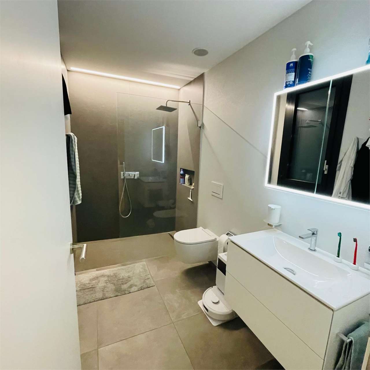 Modernes Badezimmer mit Walk-in-Dusche und Waschtisch