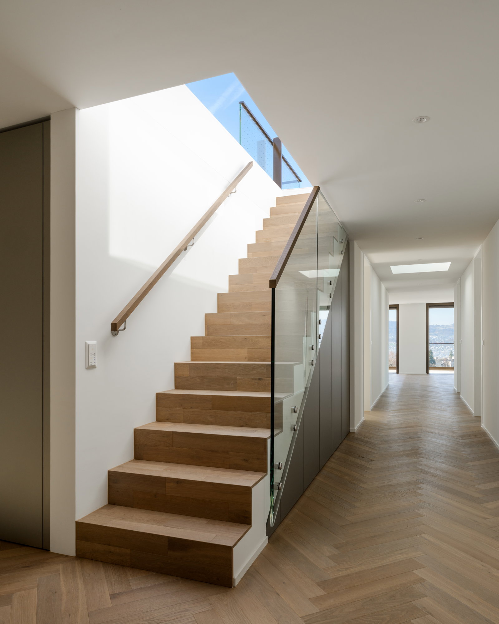 Moderner Flur mit offener Treppe und Oberlicht