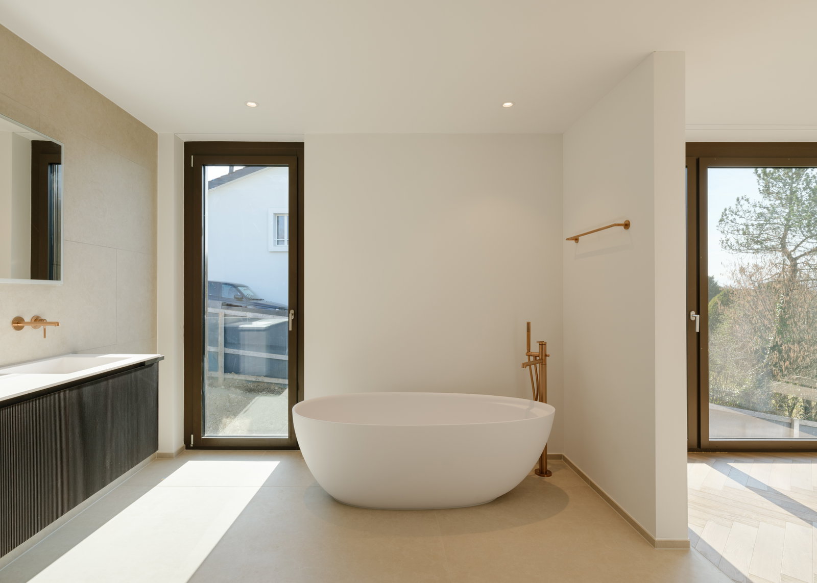Helles Badezimmer mit freistehender Wanne