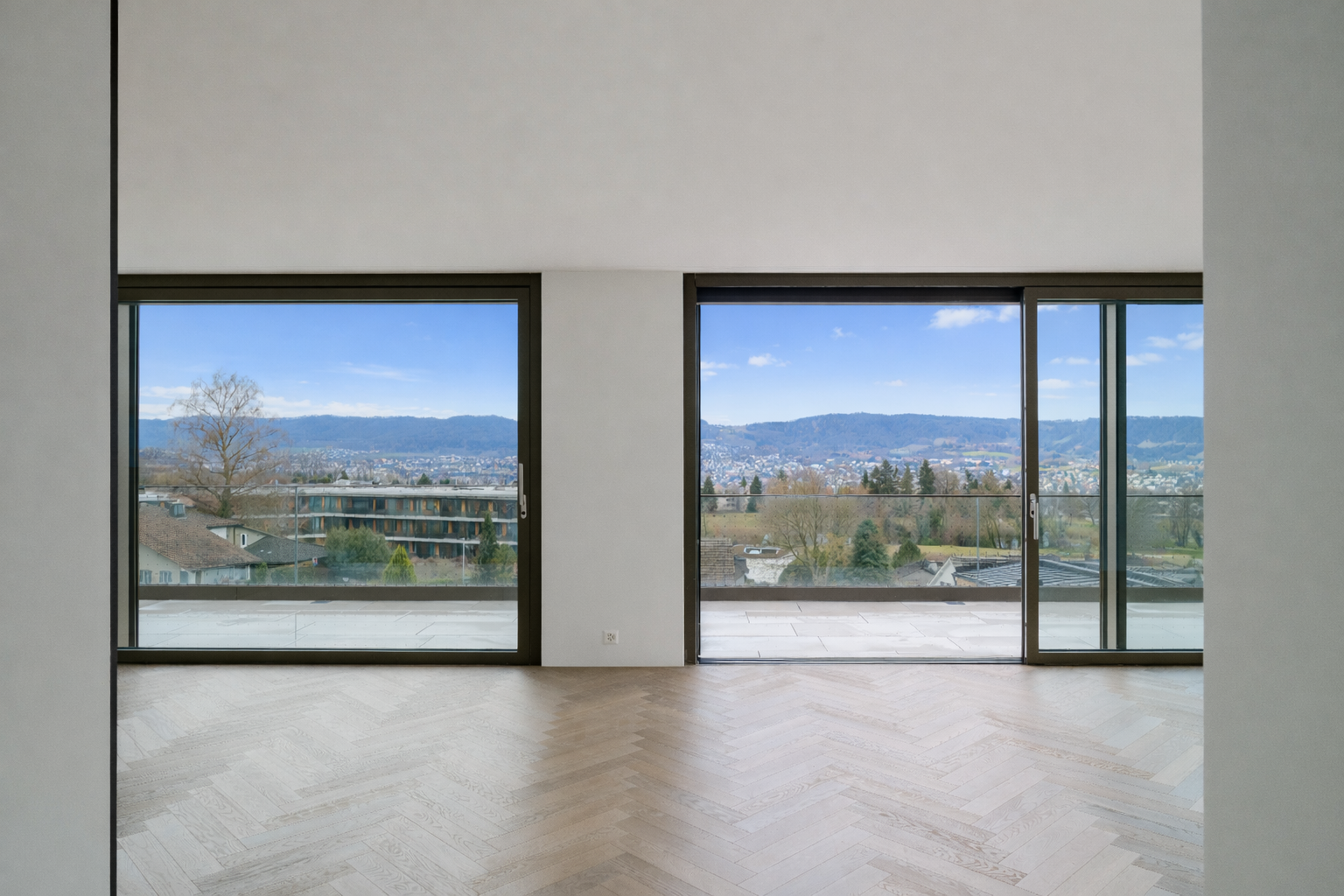 Heller Wohnraum mit Panoramafenstern