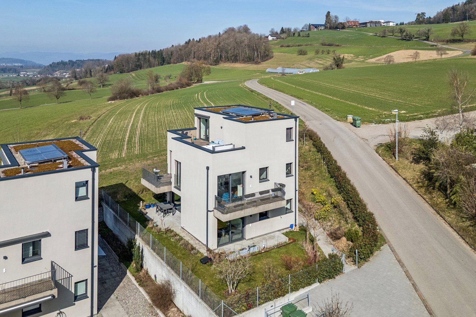 Moderne Wohnhäuser in ländlicher Hanglage