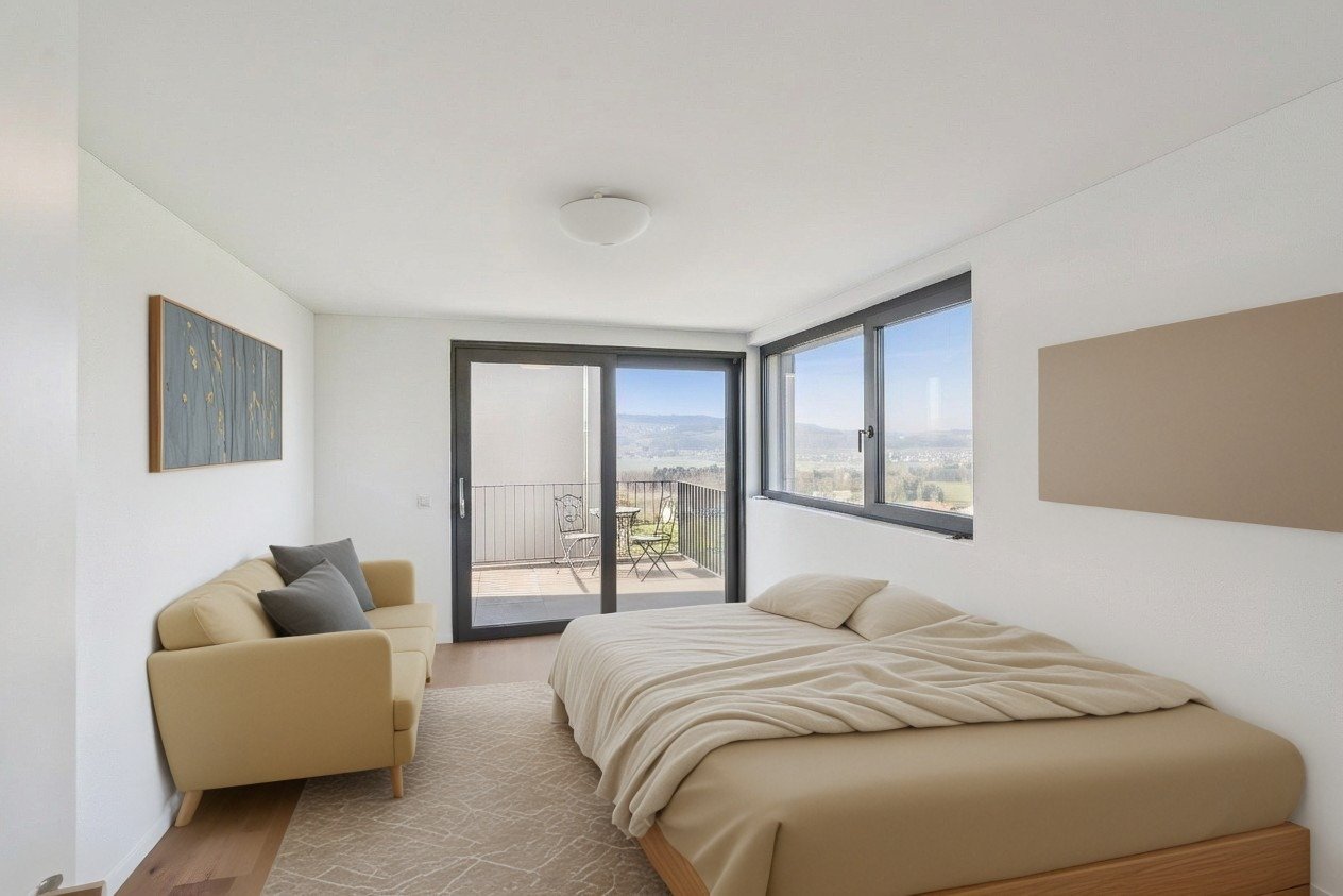 Helles Schlafzimmer mit Balkon und Aussicht