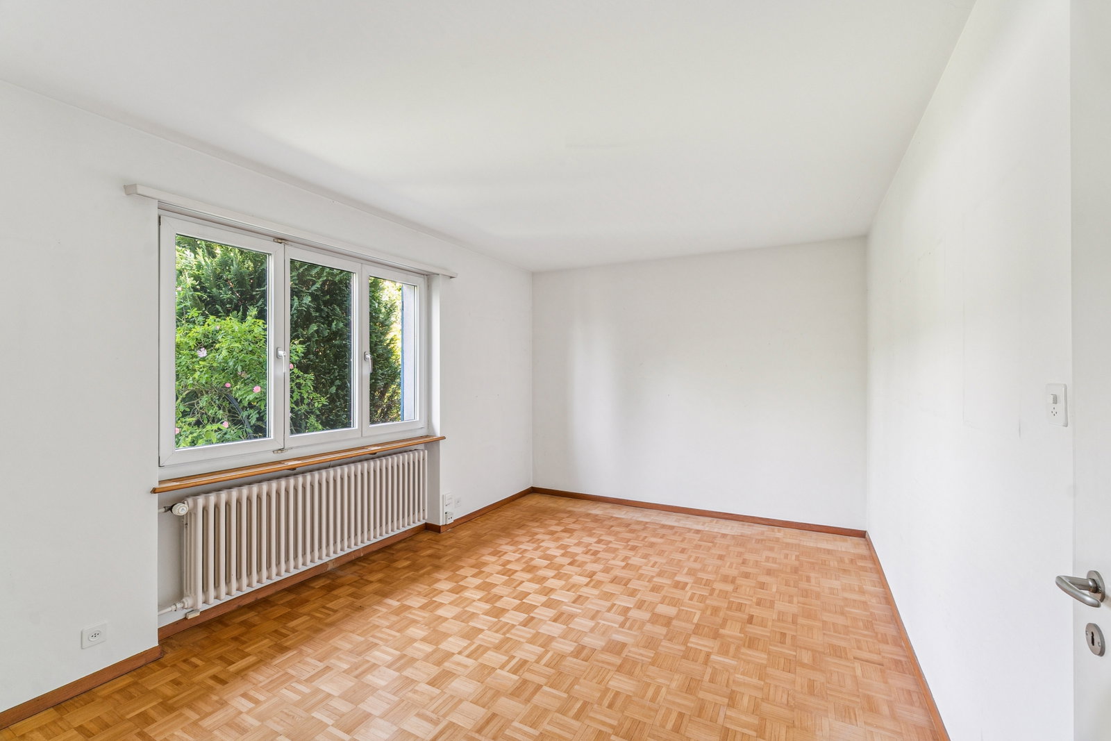 Heller leerer Raum mit Fenster und Heizkörper
