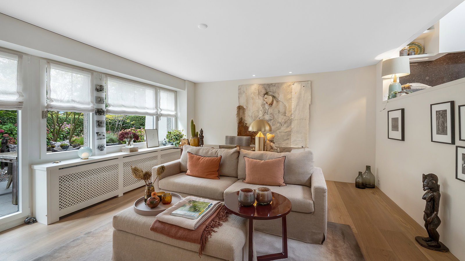 Helles Wohnzimmer mit Gartenblick