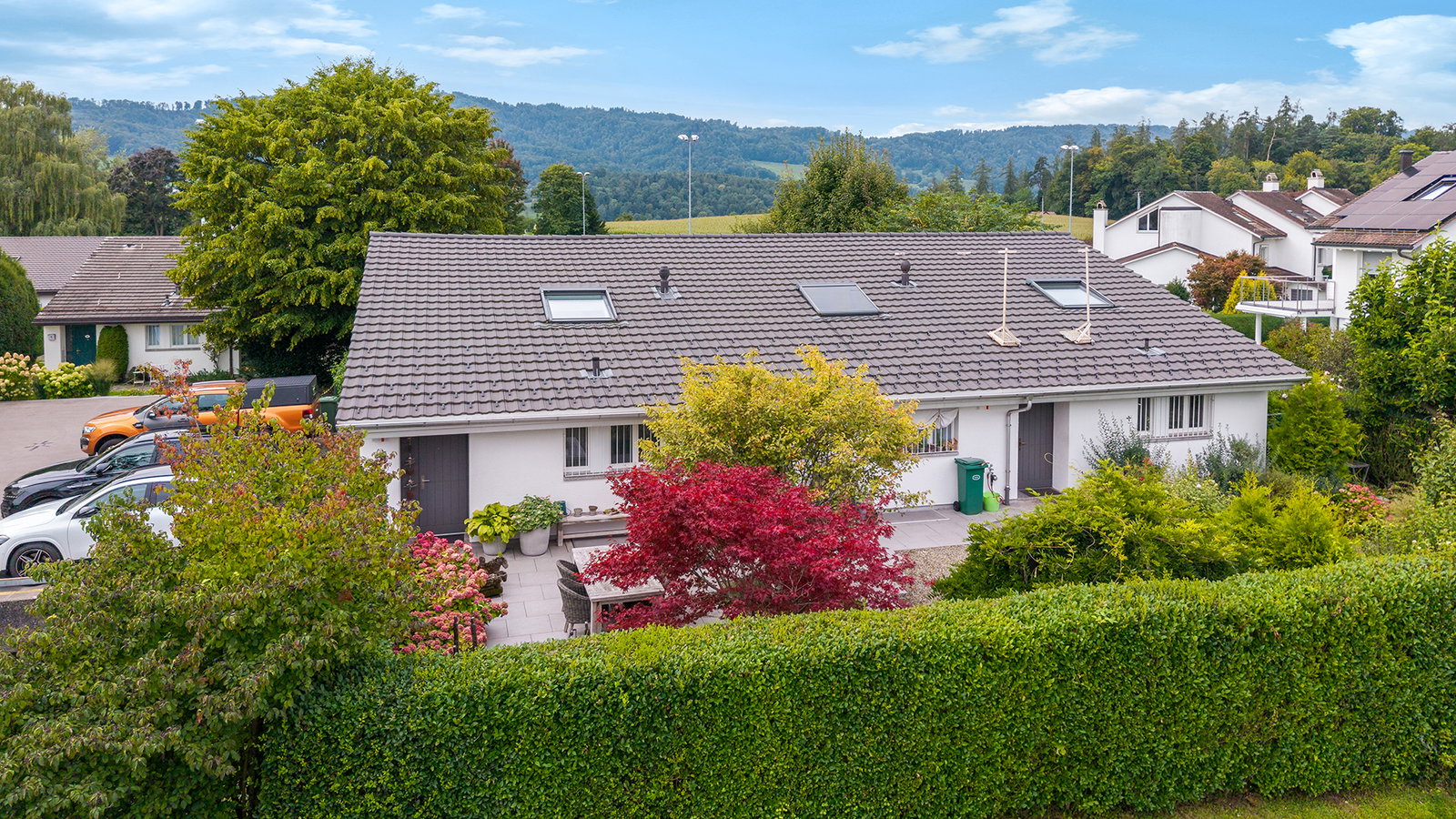 Wohnhaus mit Garten und Bergblick