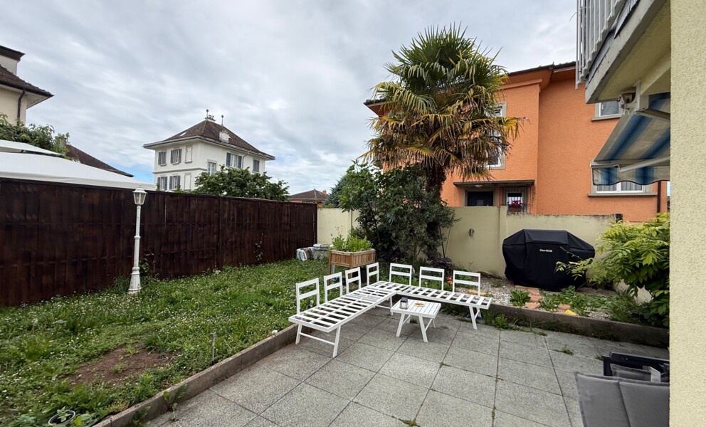 Garten mit Terrasse und Sitzgruppe
