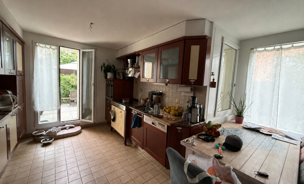 Küche mit Ausgang ins Freie