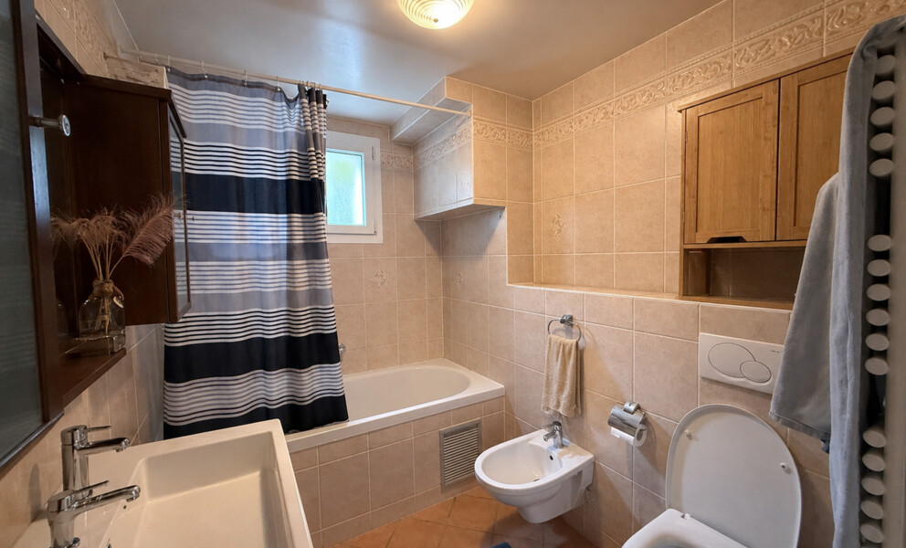 Kompaktes Badezimmer mit Wanne, Bidet und WC