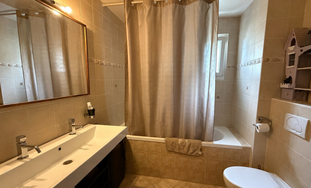 Modernes Badezimmer mit Wanne und Doppelwaschbecken
