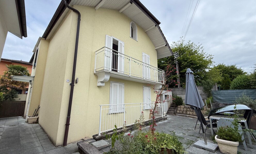 Außenansicht eines Wohnhauses mit Balkon und Terrasse