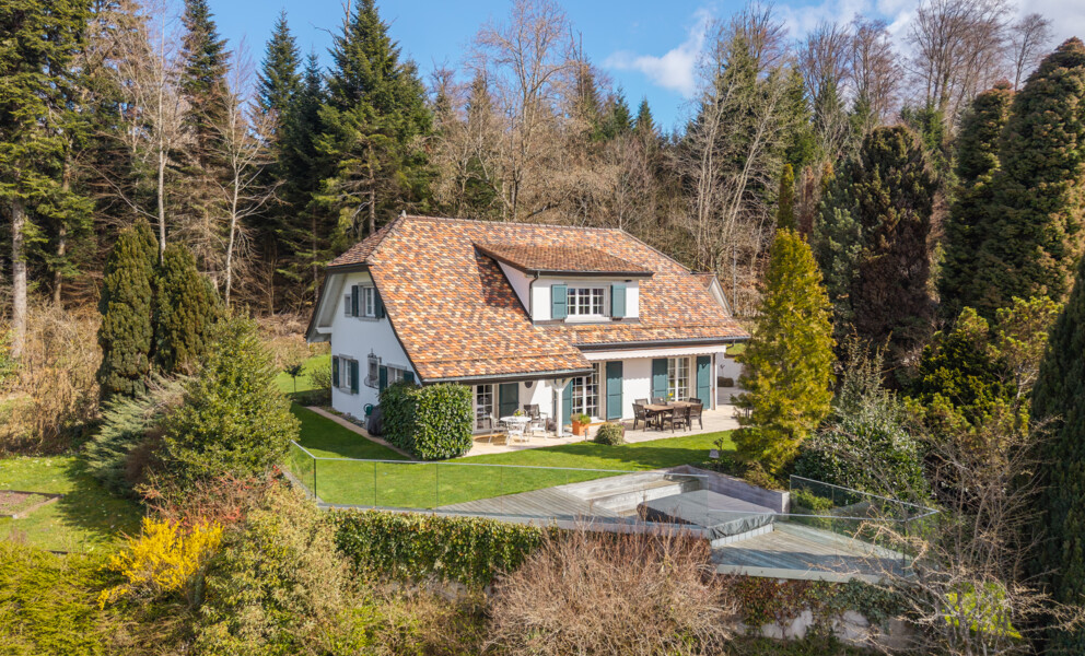Haus in waldreicher Hanglage