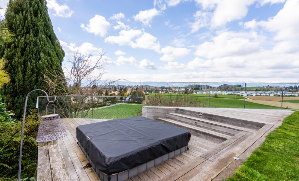 Terrasse mit Whirlpool und Weitblick