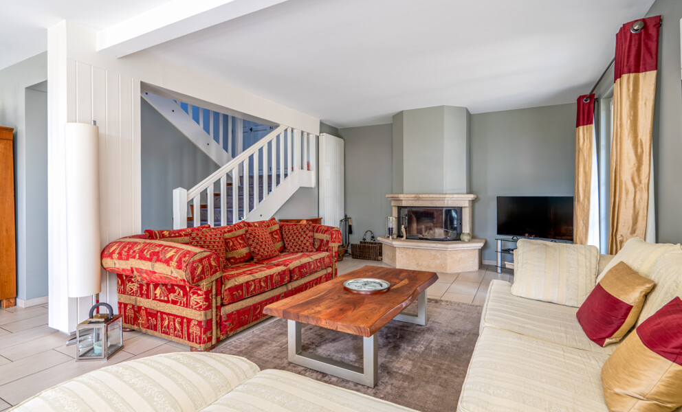 Wohnzimmer mit Kamin und Treppe