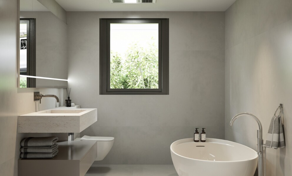 Modernes Badezimmer mit Fenster und freistehender Wanne