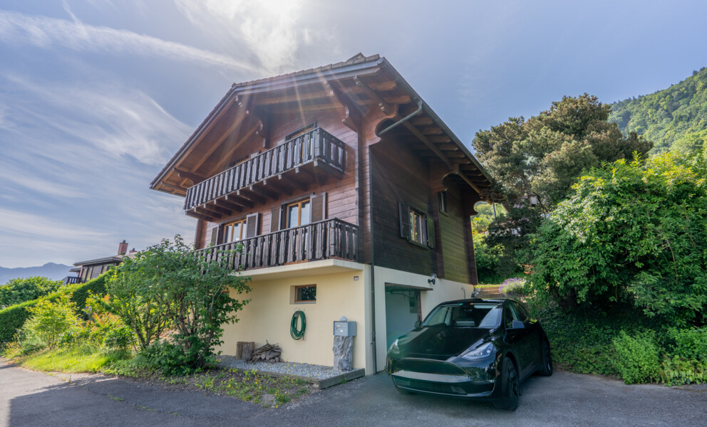 Alpen-Chalet mit Balkon und Auffahrt
