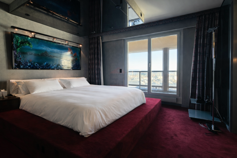 Modernes Schlafzimmer mit dunklem Design und Stadtblick