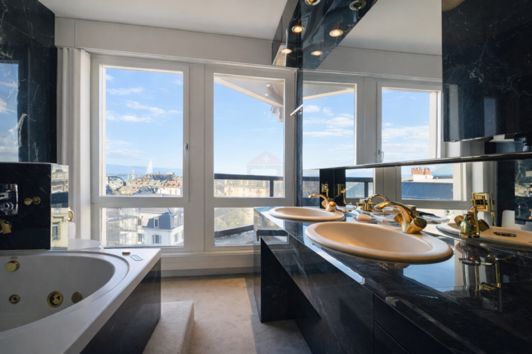 Luxuriöses Badezimmer mit Panoramafenster