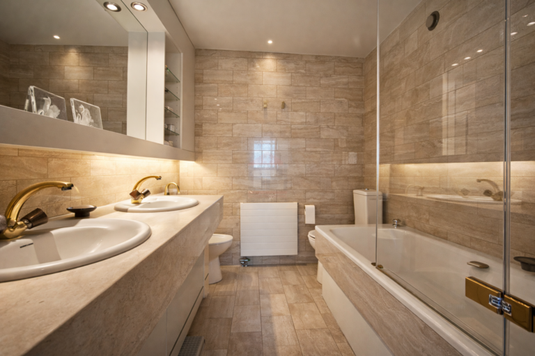 Modernes Badezimmer mit Doppelwaschbecken und Badewanne
