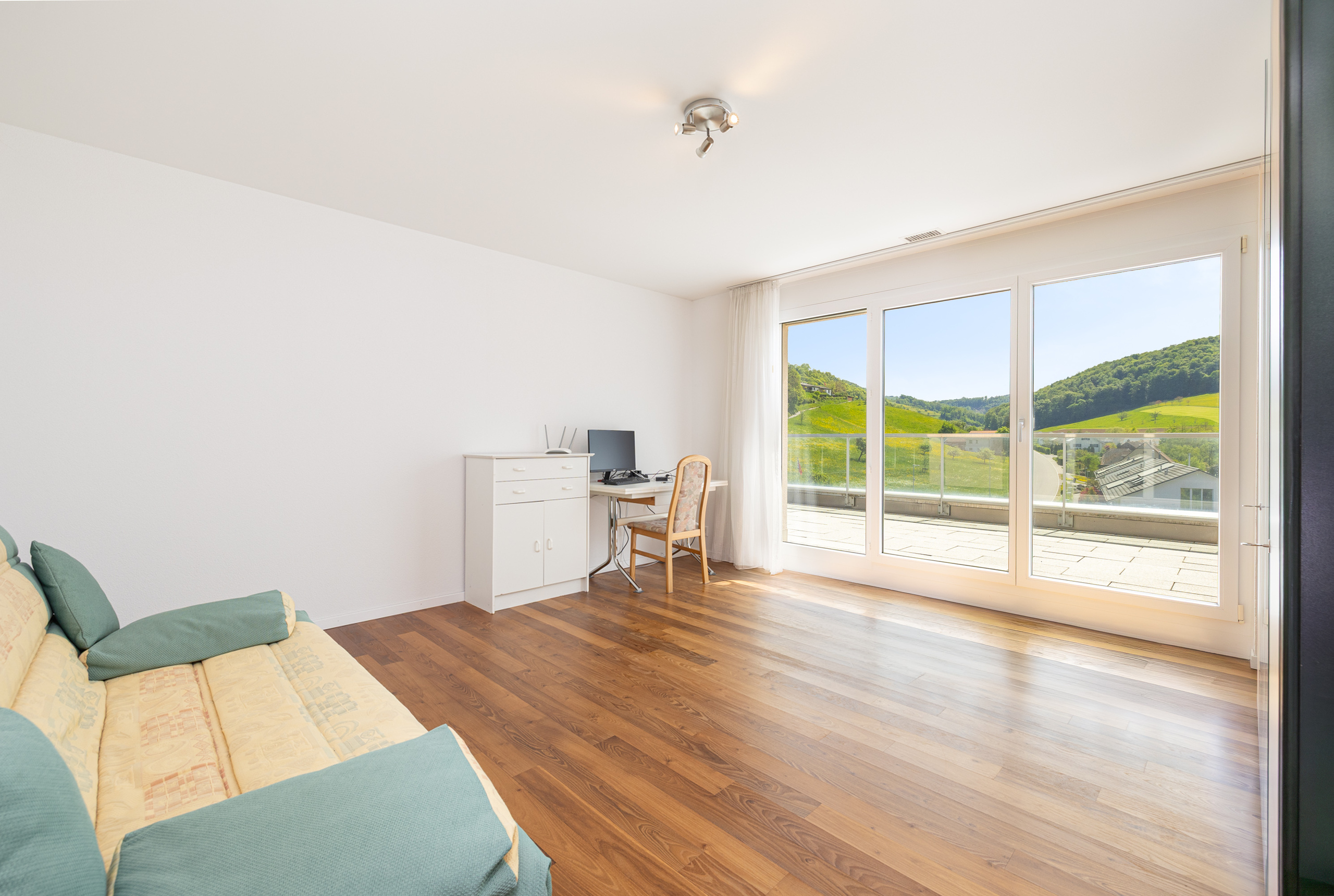 Helles Wohn- oder Arbeitszimmer mit Balkonblick