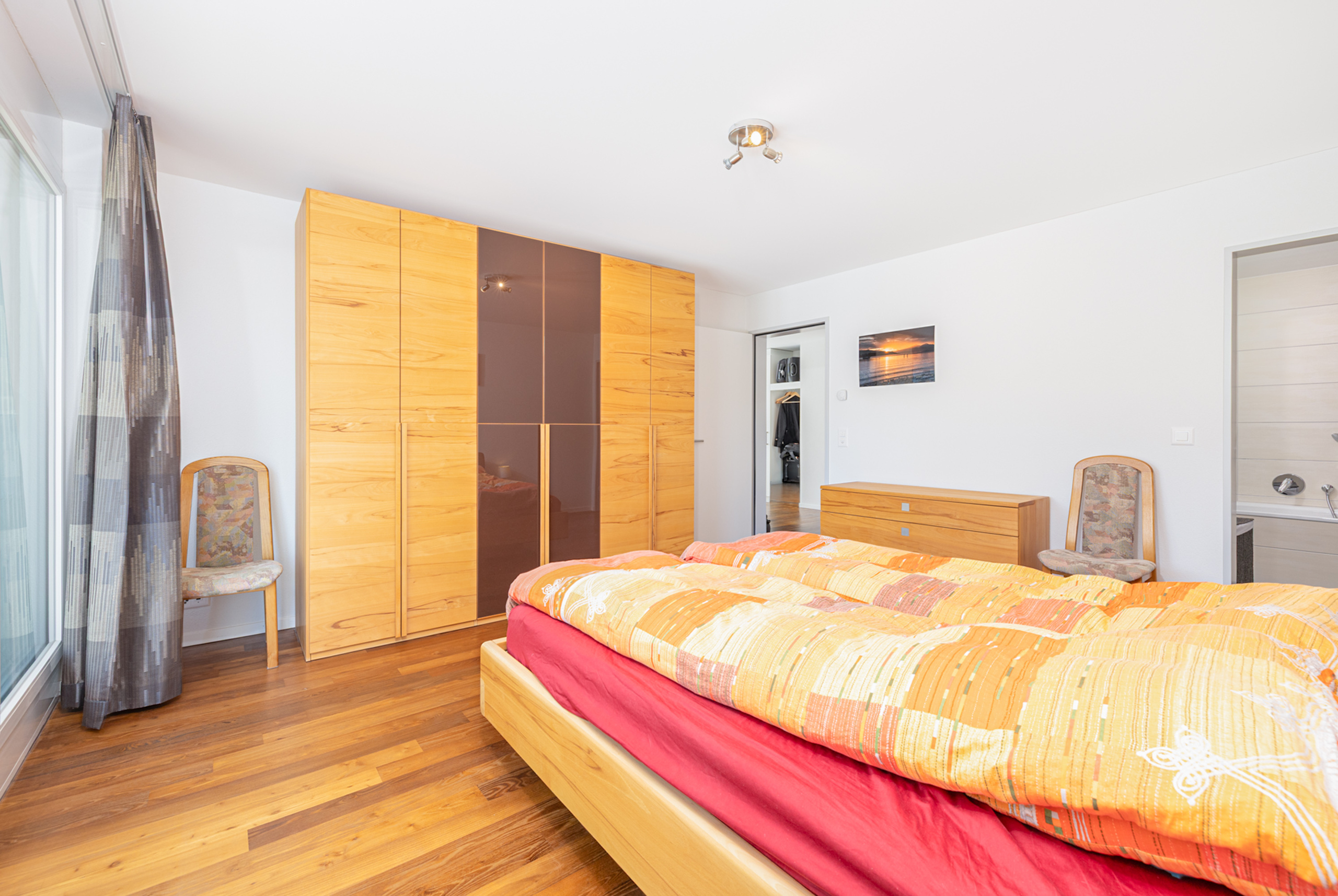 Helles Schlafzimmer mit Holzmöbeln