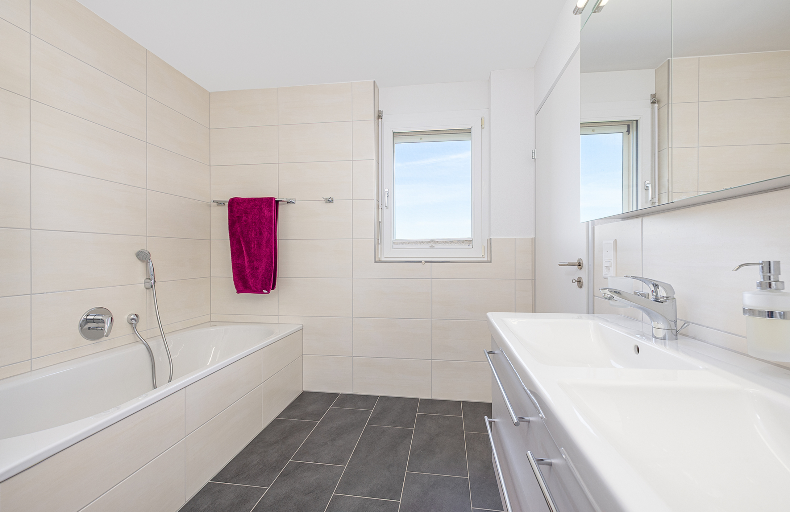Modernes Badezimmer mit Badewanne und Fenster