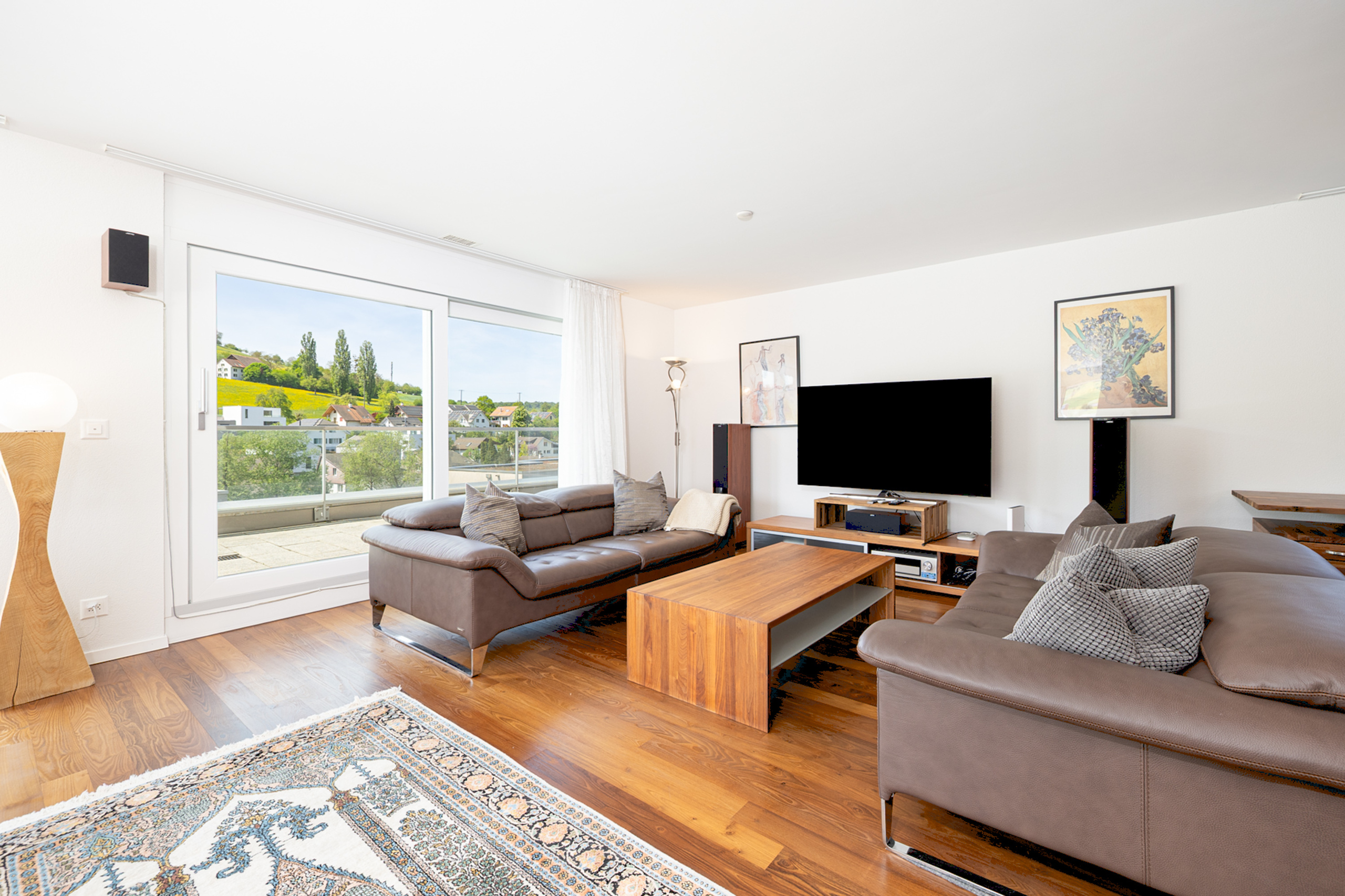 Helles Wohnzimmer mit Balkonblick
