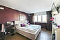 Schlafzimmer mit großer Fensterfront