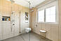 Helles Badezimmer mit Eckbadewanne und Fenstern