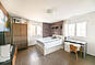 Helles, leer wirkendes Zimmer mit Teppich und Eckfenster